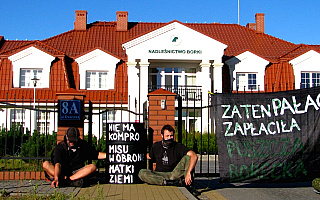 Protest w Puszczy Boreckiej. Ekolodzy przykuli się do bram siedziby nadleśnictwa